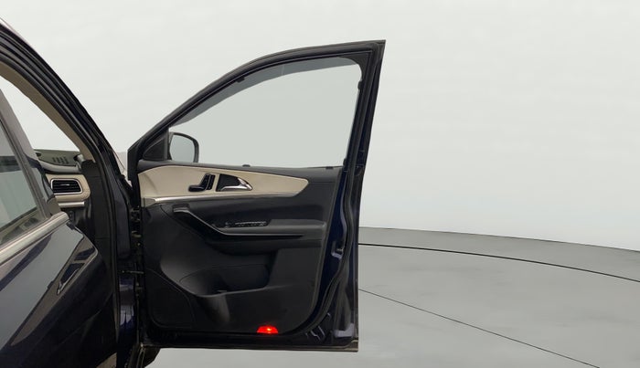 2022 Mahindra XUV700 AX 7 P AT 7 STR, Petrol, Automatic, 53,385 km, RHS Front Door