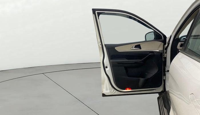 2021 Mahindra XUV700 AX 7 P AT 7 STR, Petrol, Automatic, 67,131 km, LHS Front Door