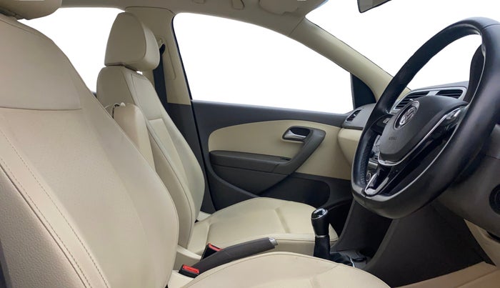 2015 Volkswagen Vento HIGHLINE 1.6 MPI, Petrol, Manual, 47,507 km, Right Side Front Door Cabin