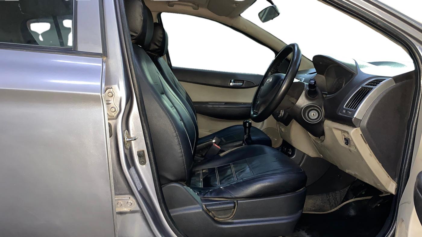 2014 Hyundai Elite i20 MAGNA 1.2, CNG, Manual, 1,07,011 km, Right Side Front Door Cabin
