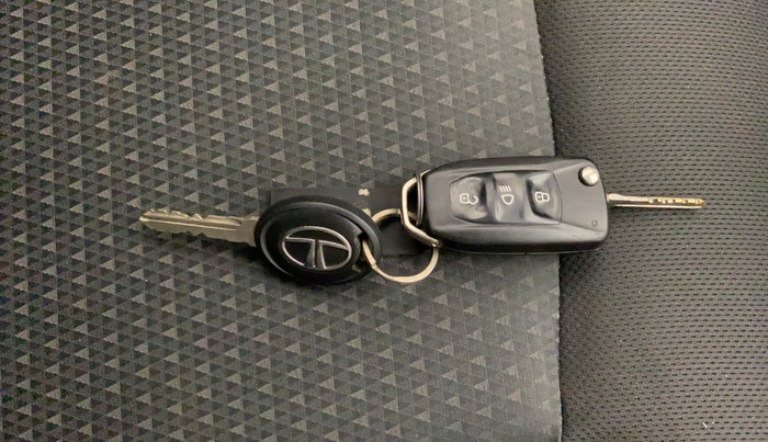 2017 Tata Tiago XZ PETROL, Petrol, Manual, 74,861 km, Key Close Up