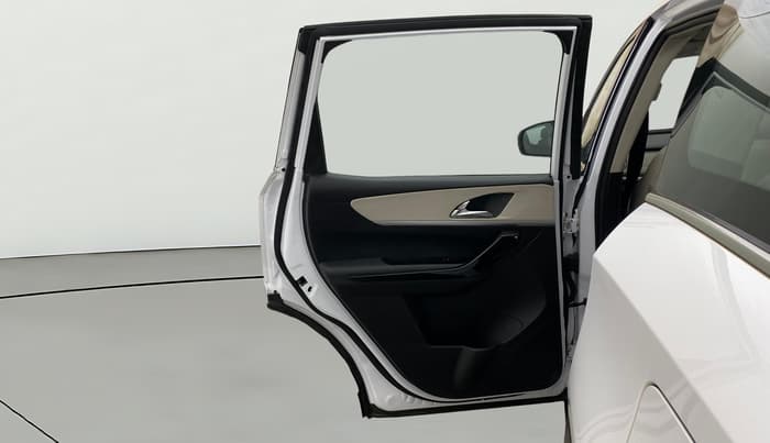 2024 Mahindra XUV700 AX 7 P AT 7 STR, Petrol, Automatic, 12,988 km, LHS Rear Door