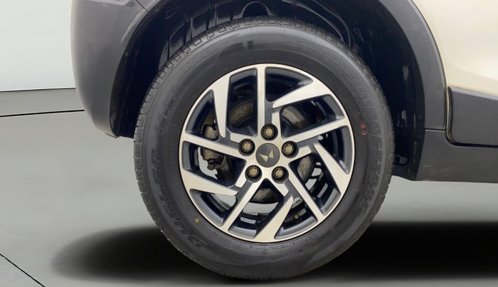 2022 Mahindra XUV300 W8 (O) 1.2 PETROL AMT, Petrol, Automatic, 30,355 km, Right Rear Wheel