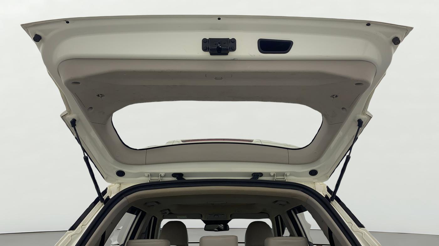 2020 Mahindra XUV300 W8 (O) 1.2 PETROL, Petrol, Manual, 34,817 km, Boot Door Open