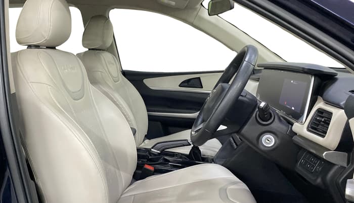 2022 Mahindra XUV700 AX 3 P MT 5 STR, Petrol, Manual, 74,579 km, Right Side Front Door Cabin