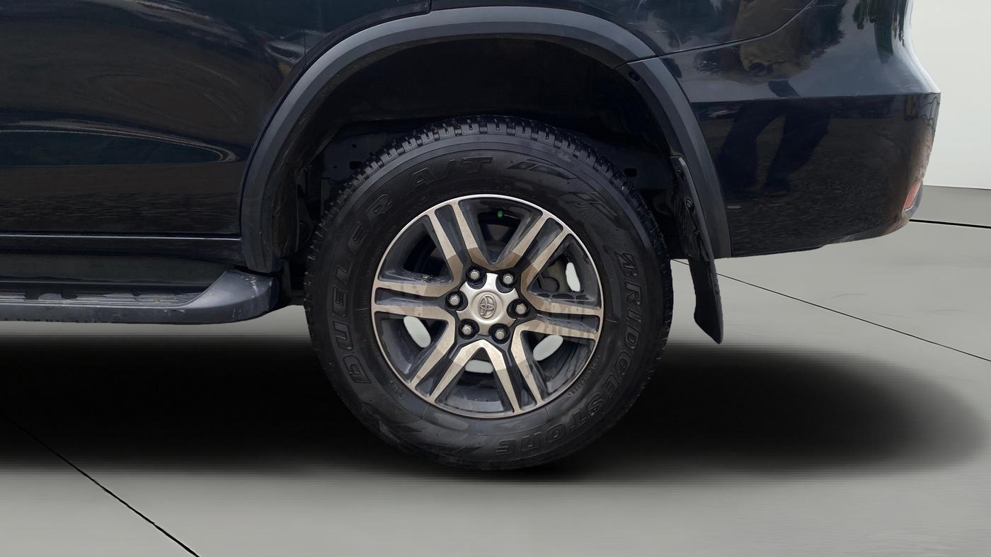 2023 Toyota Fortuner 4X2 AT 2.8 DIESEL, Diesel, Automatic, 36,861 km, Left Rear Wheel