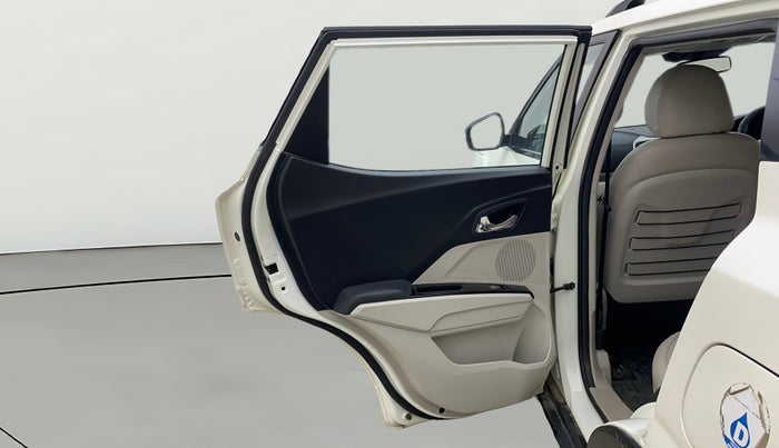2023 Mahindra XUV300 W8 (O) 1.5 DIESEL AMT, Diesel, Automatic, 25,849 km, LHS Rear Door