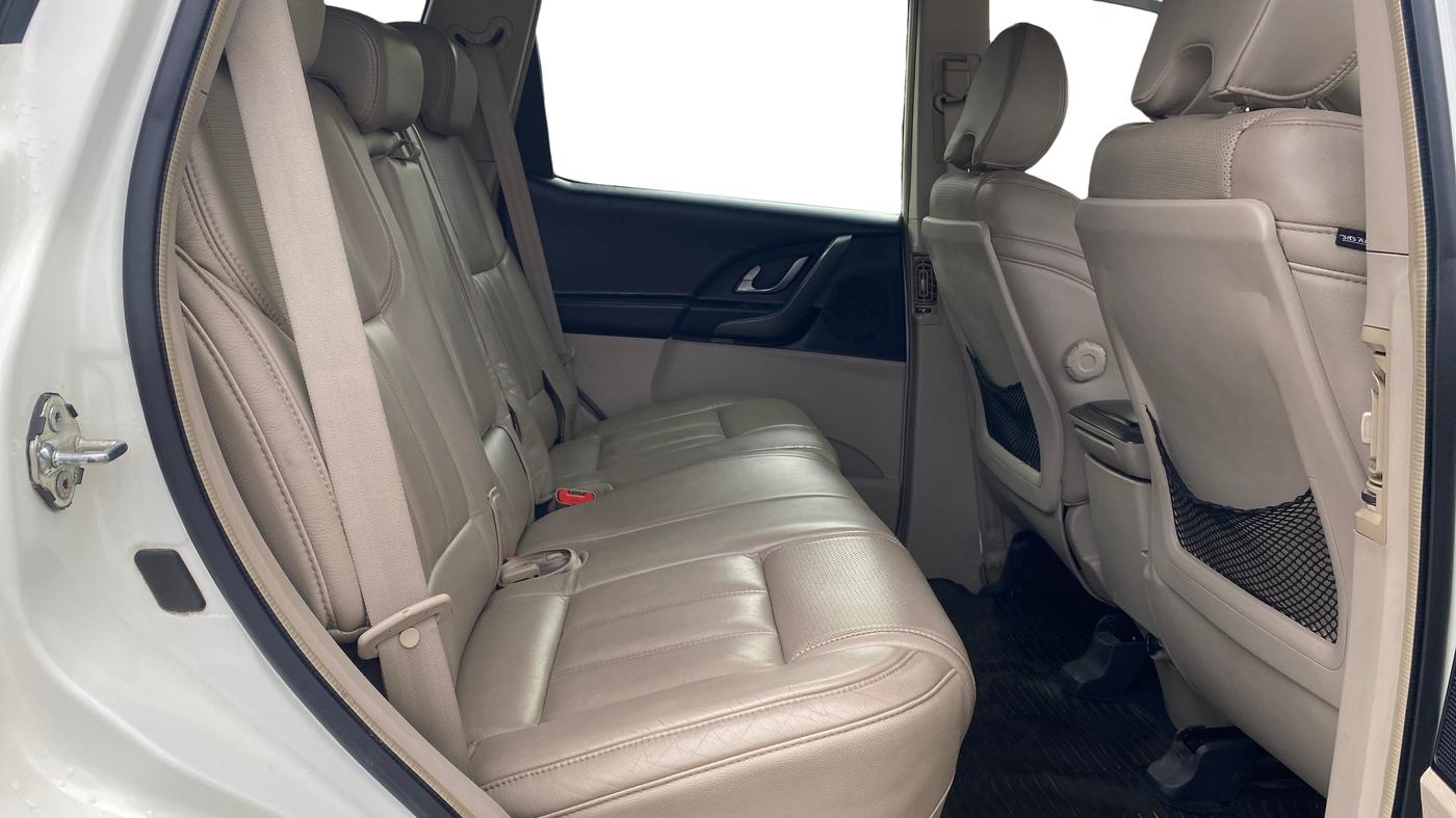 2015 Mahindra XUV500 W10, Diesel, Manual, 77,864 km, Right Side Rear Door Cabin