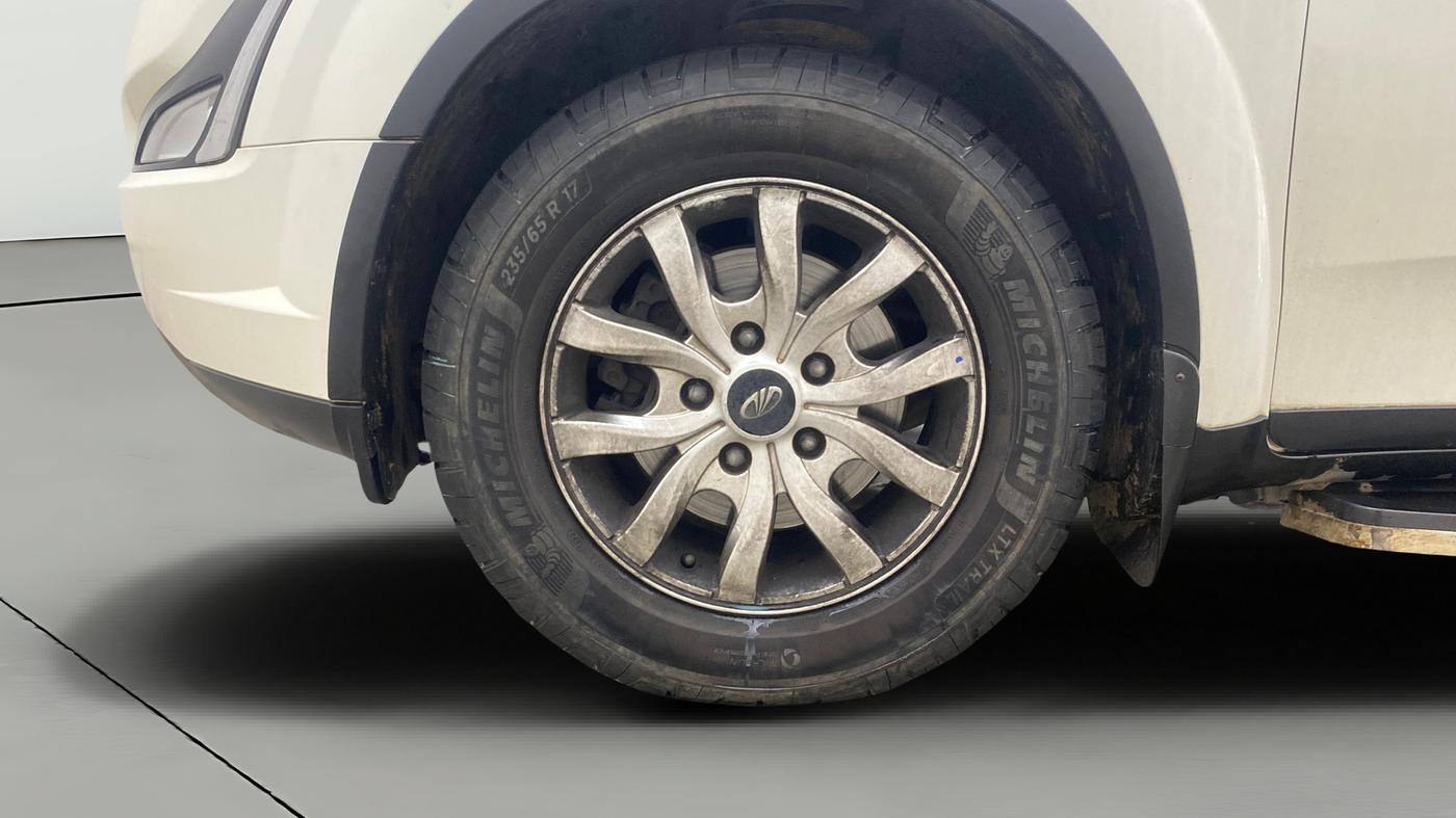 2020 Mahindra XUV500 W9 AT, Diesel, Automatic, 1,21,434 km, Left Front Wheel