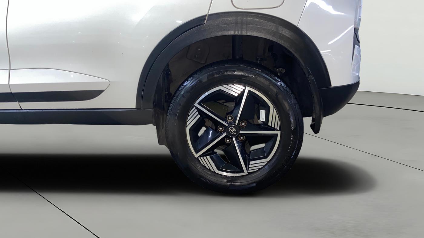 2024 Tata NEXON FEARLESS + SUNROOF AMT DUAL TONE 1.5 DIESEL, Diesel, Automatic, 39,493 km, Left Rear Wheel