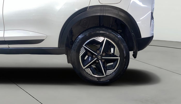 2024 Tata NEXON FEARLESS + SUNROOF AMT DUAL TONE 1.5 DIESEL, Diesel, Automatic, 39,493 km, Left Rear Wheel