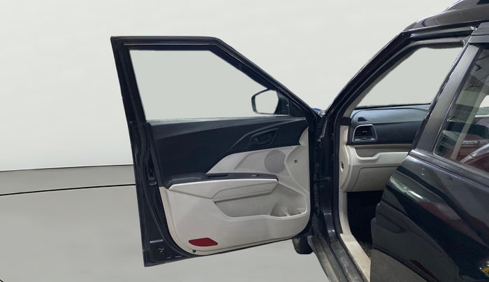 2020 Mahindra XUV300 W6 1.2 PETROL, Petrol, Manual, 83,760 km, LHS Front Door