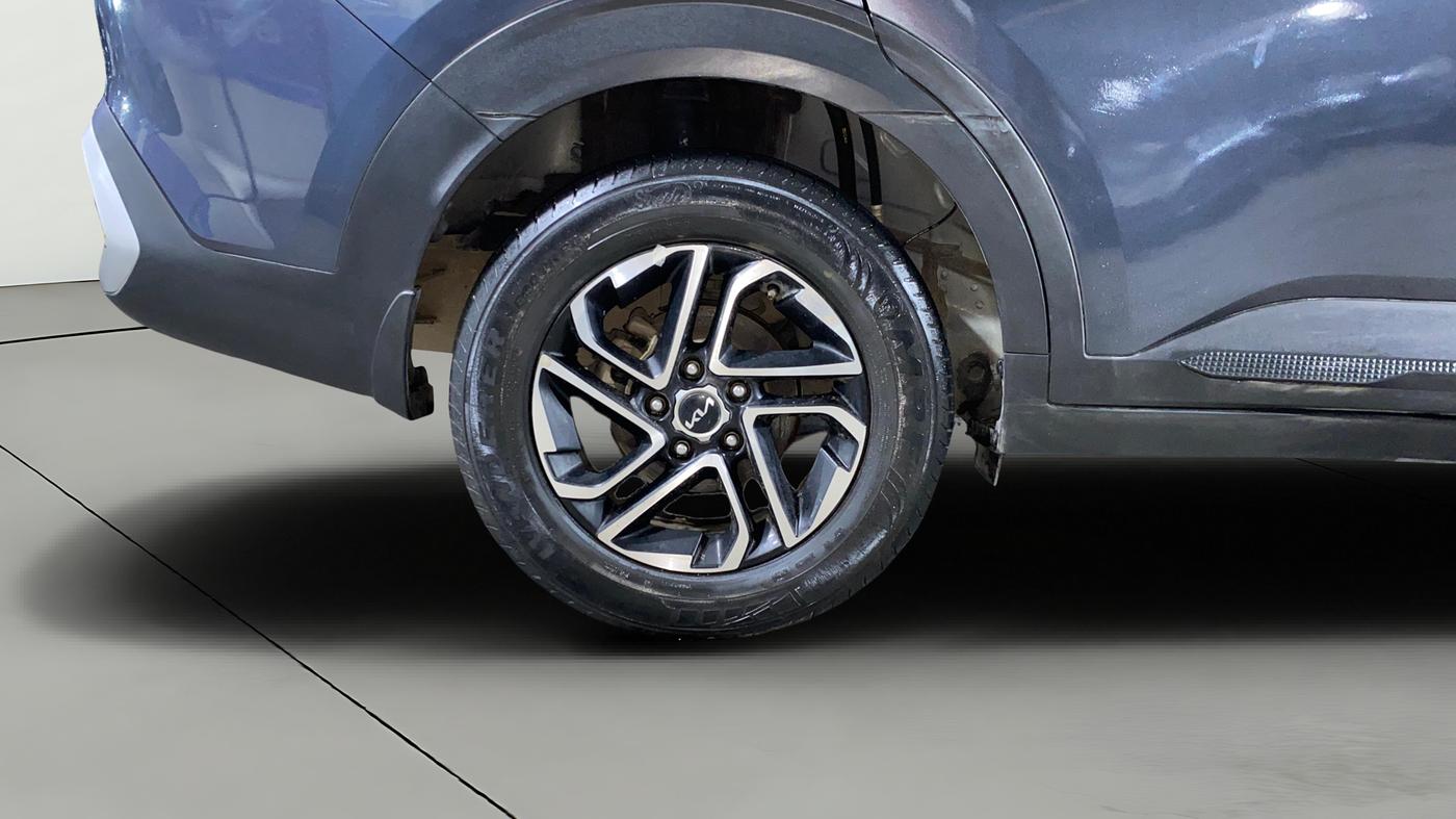 2022 KIA CARENS PRESTIGE 1.5 PETROL 7 STR, Petrol, Manual, 50,387 km, Right Rear Wheel