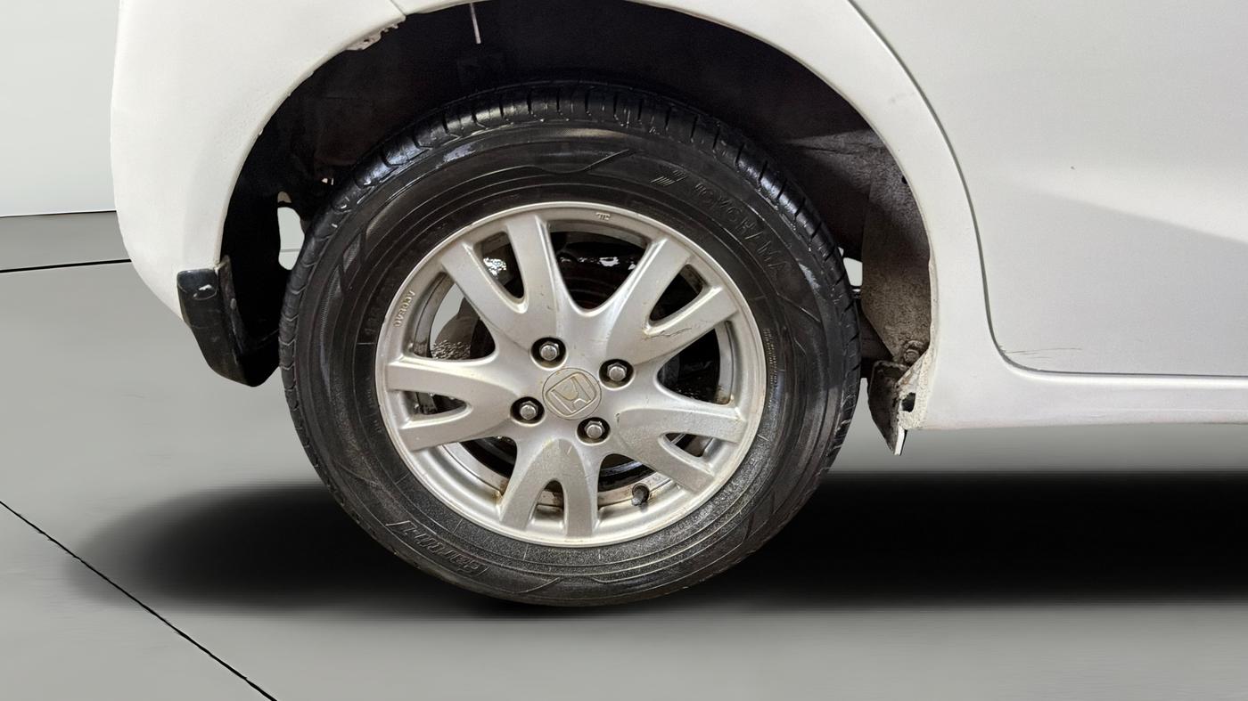 2014 Honda Brio VX AT, CNG, Automatic, 40,556 km, Right Rear Wheel