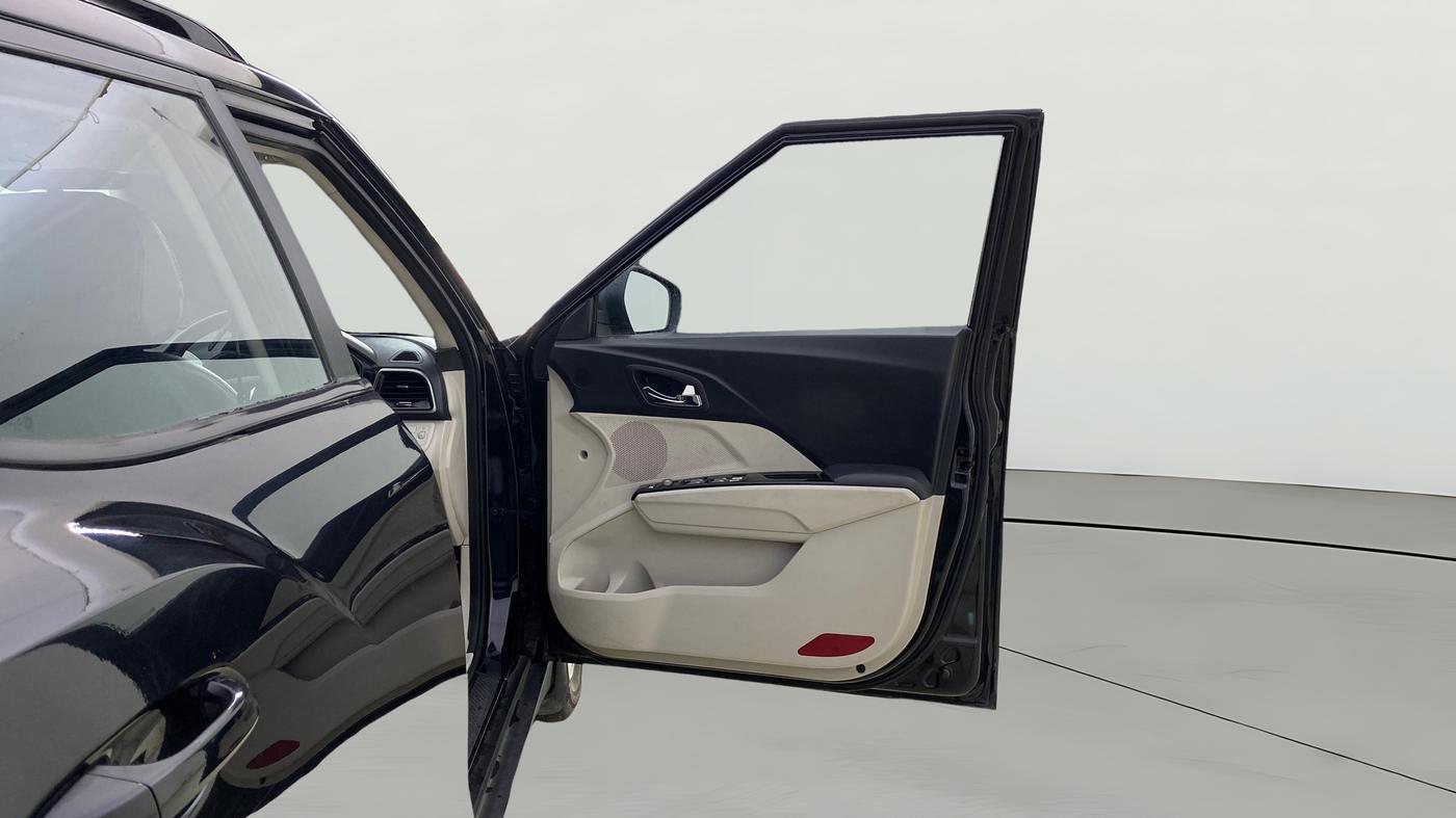 2023 Mahindra XUV300 W8 1.5 DIESEL, Diesel, Manual, 24,456 km, RHS Front Door