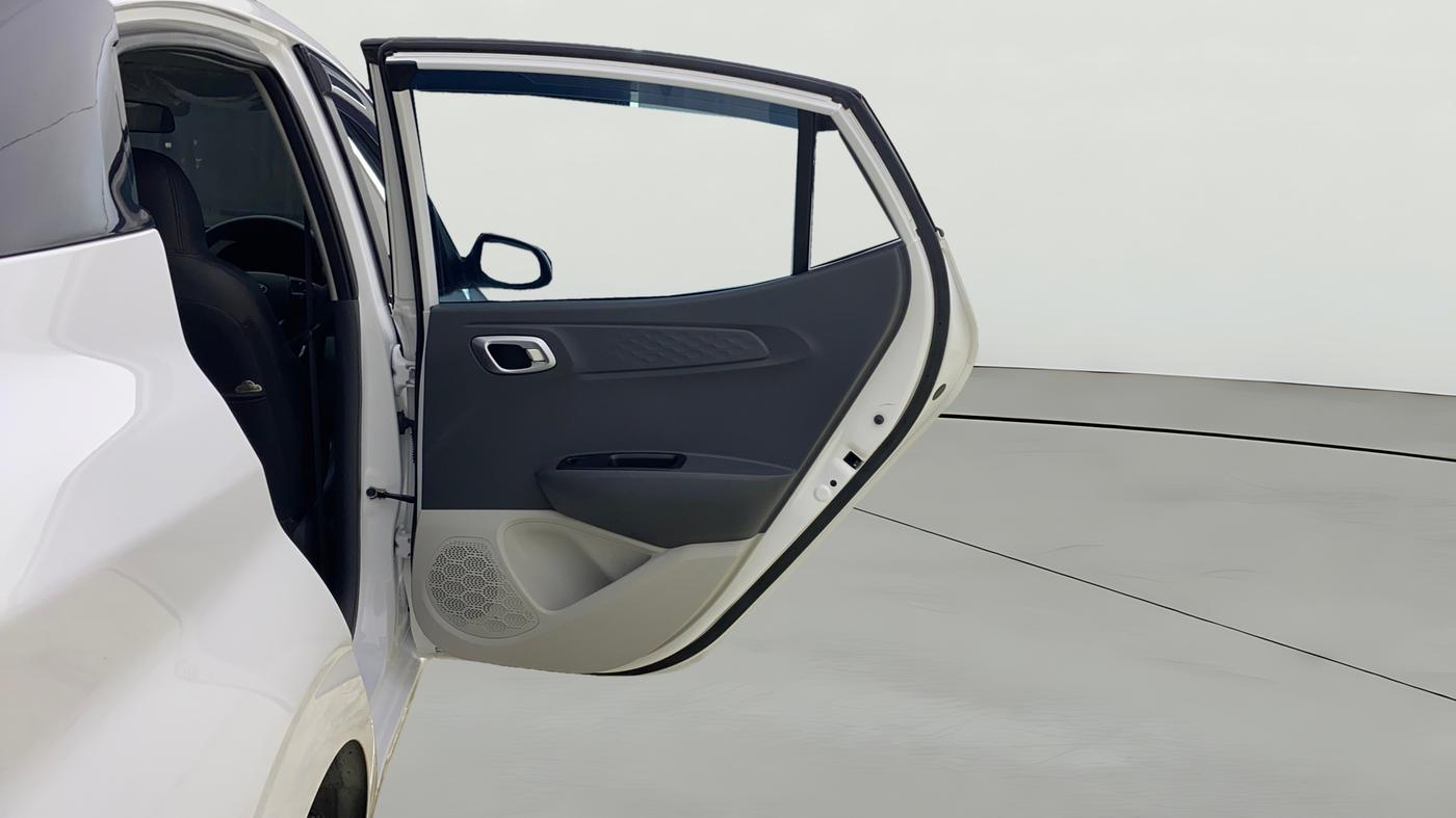2025 Hyundai AURA SX 1.2 CNG, CNG, Manual, 12,818 km, RHS Rear Door
