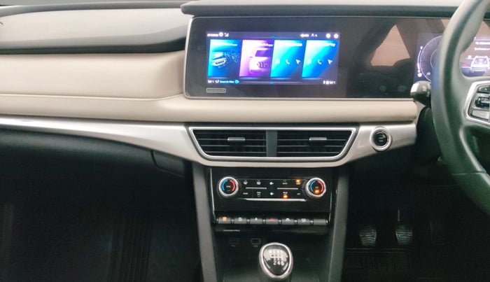 2021 Mahindra XUV700 AX 7 P MT 7 STR, Petrol, Manual, 37,871 km, Air Conditioner