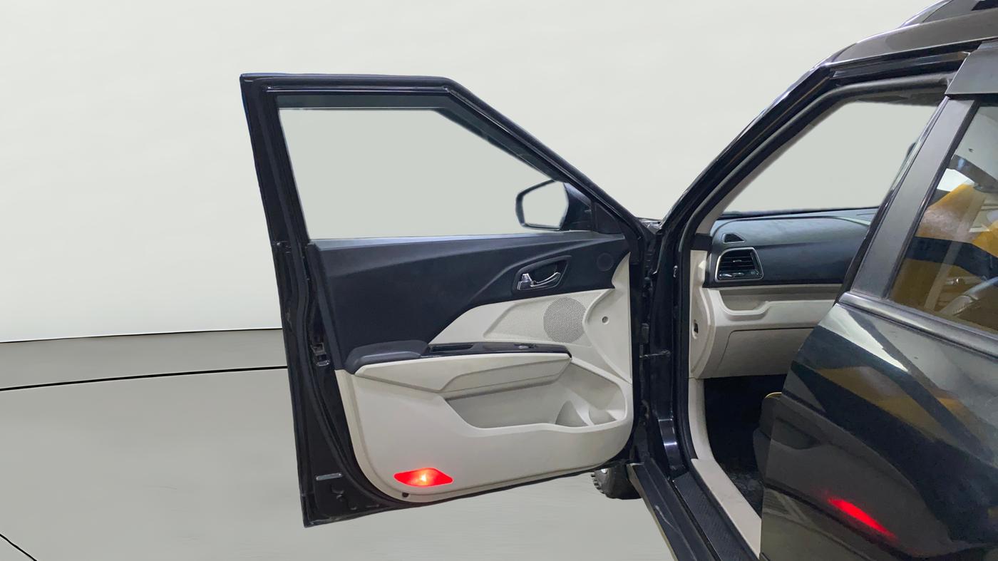 2019 Mahindra XUV300 W8 1.5 DIESEL, Diesel, Manual, 1,12,671 km, LHS Front Door