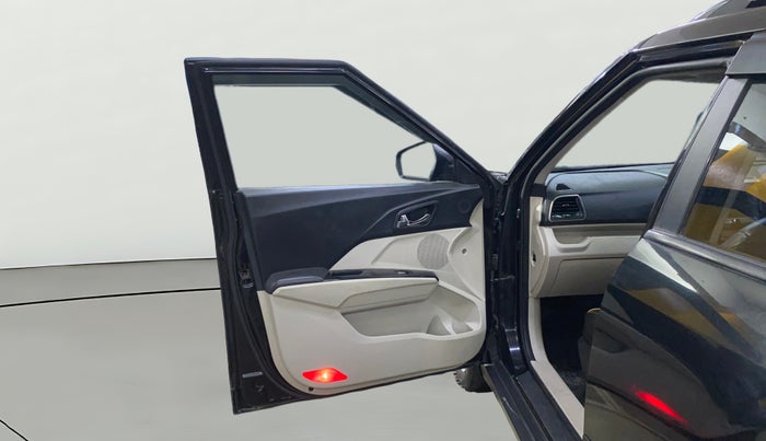 2019 Mahindra XUV300 W8 1.5 DIESEL, Diesel, Manual, 1,12,627 km, LHS Front Door