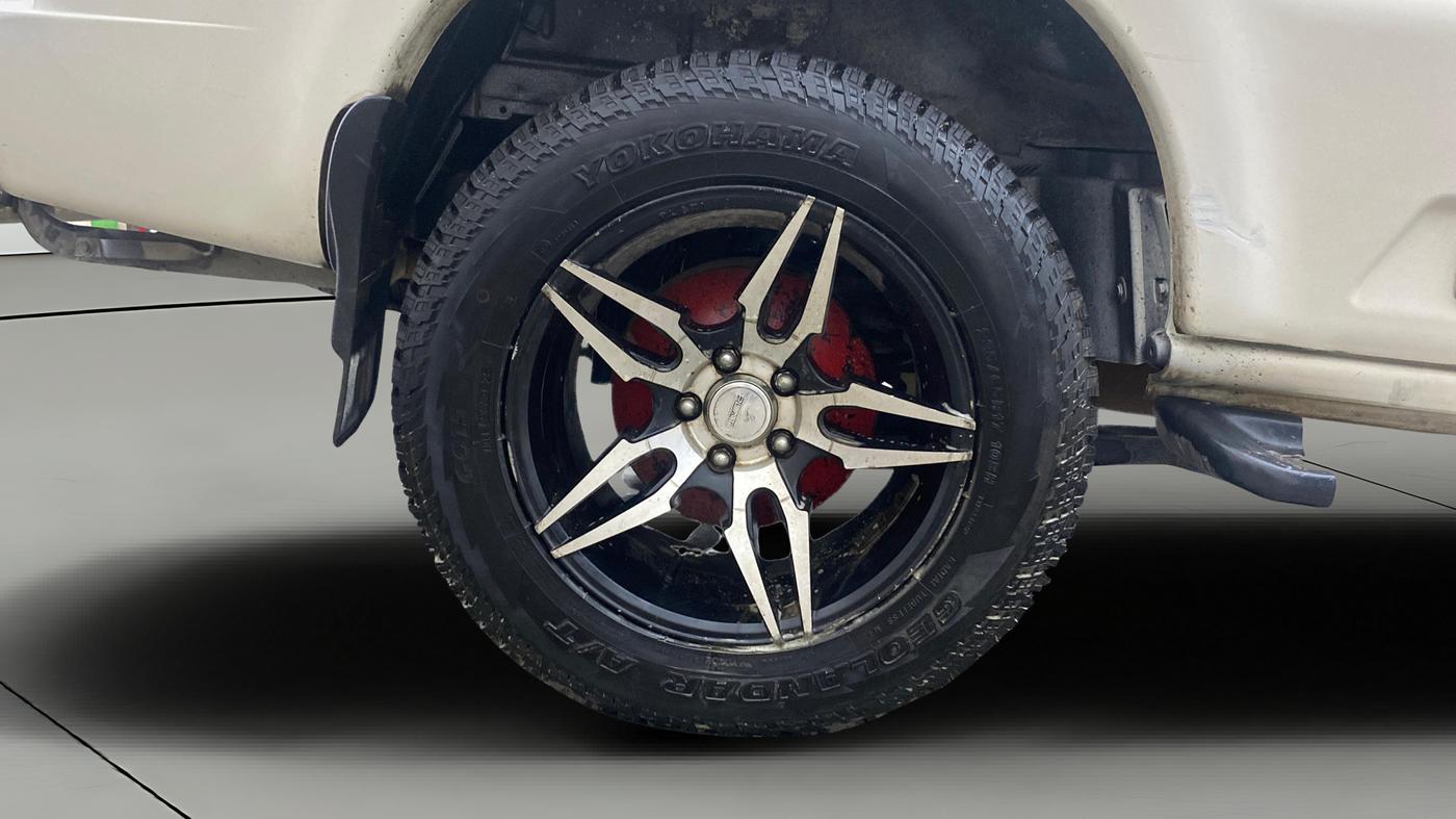 2017 Mahindra Scorpio S5, Diesel, Manual, 1,28,874 km, Right Rear Wheel