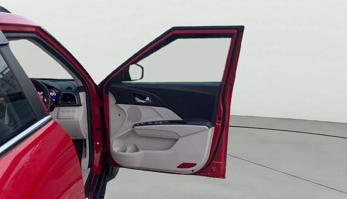 2024 Mahindra XUV300 W8 (O) 1.2 PETROL AMT, Petrol, Automatic, 20,797 km, RHS Front Door