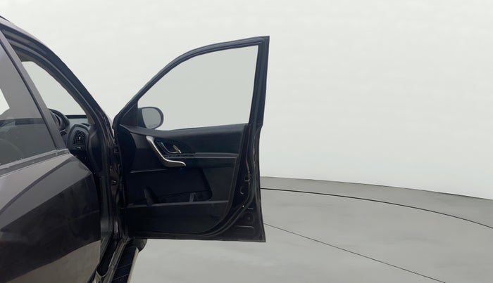 2019 Mahindra XUV500 W7, Diesel, Manual, 82,775 km, RHS Front Door