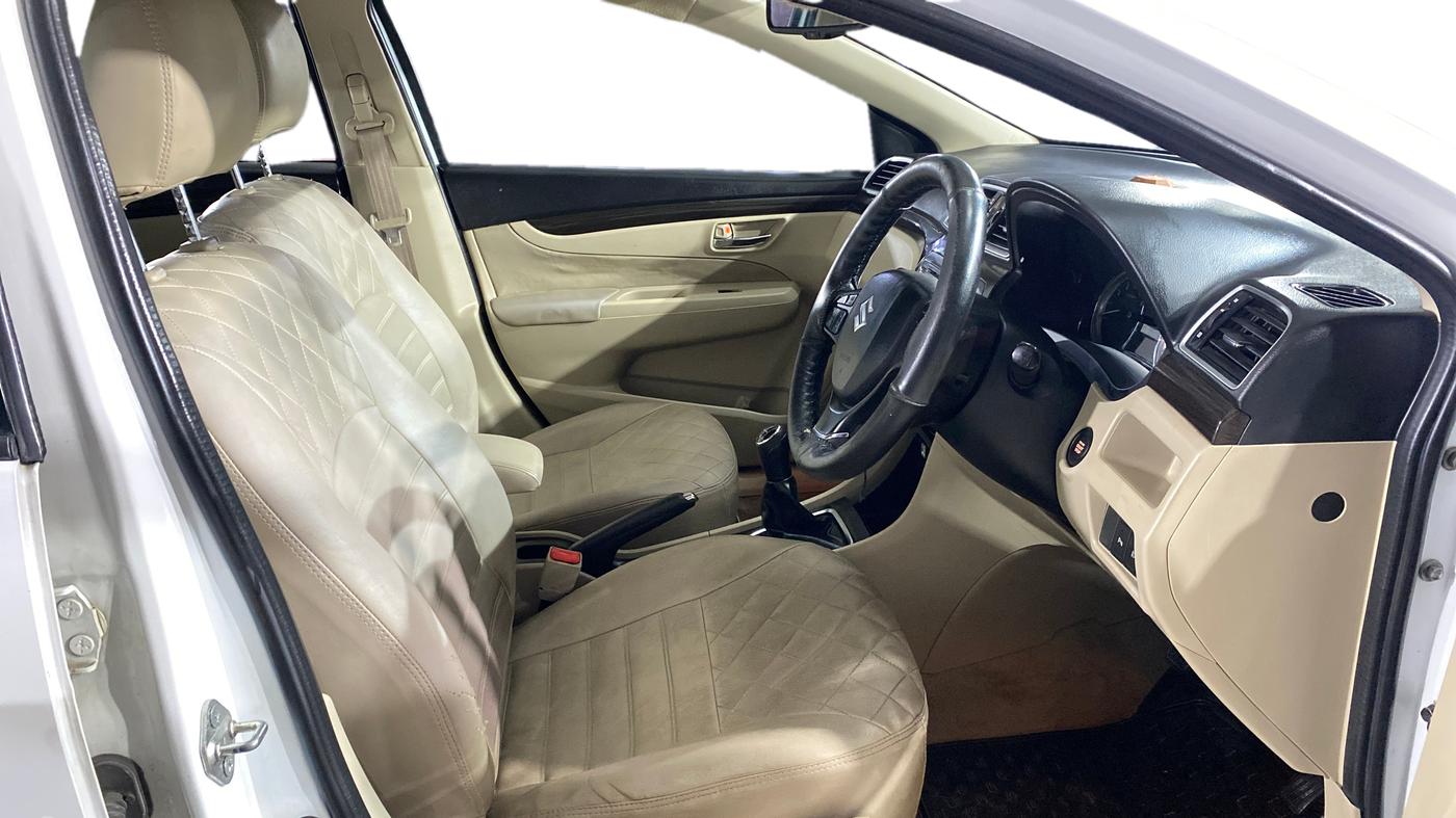2016 Maruti Ciaz ZXI, Petrol, Manual, 33,966 km, Right Side Front Door Cabin