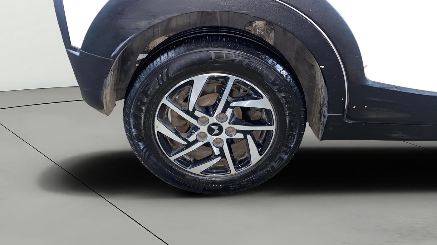 2024 Mahindra XUV 3XO AX5 1.2 L TCMPFI AT, Petrol, Automatic, 31,685 km, Right Rear Wheel