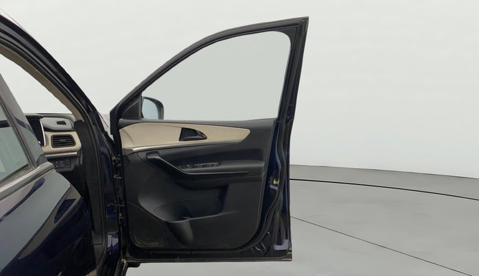 2022 Mahindra XUV700 AX 5 P MT 5 STR, Petrol, Manual, 41,551 km, RHS Front Door