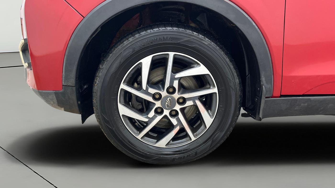 2022 Mahindra XUV300 W6 1.5 Diesel, Diesel, Manual, 72,136 km, Left Front Wheel