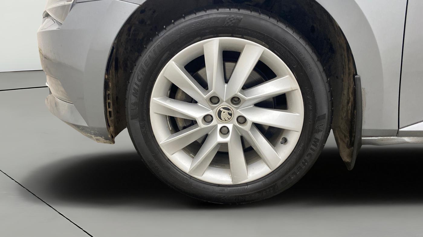 2016 Skoda Superb L&K 1.8 TSI AT, Petrol, Automatic, 1,05,887 km, Left Front Wheel