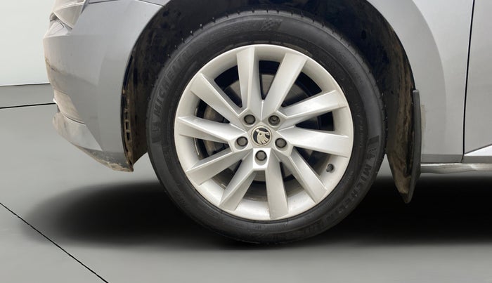 2016 Skoda Superb L&K 1.8 TSI AT, Petrol, Automatic, 1,05,887 km, Left Front Wheel