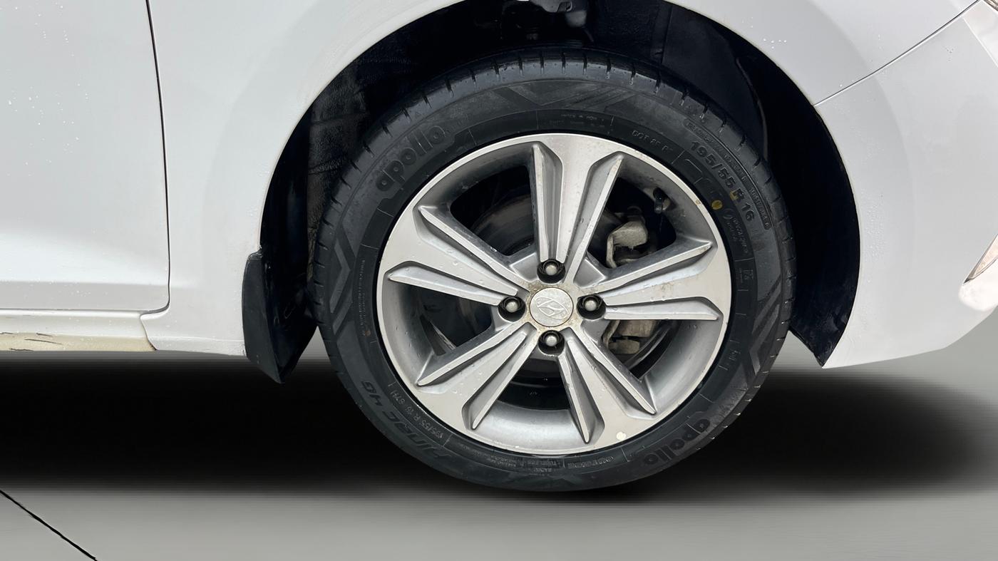 2018 Hyundai Verna 1.6 VTVT SX, Petrol, Manual, 47,710 km, Right Front Wheel