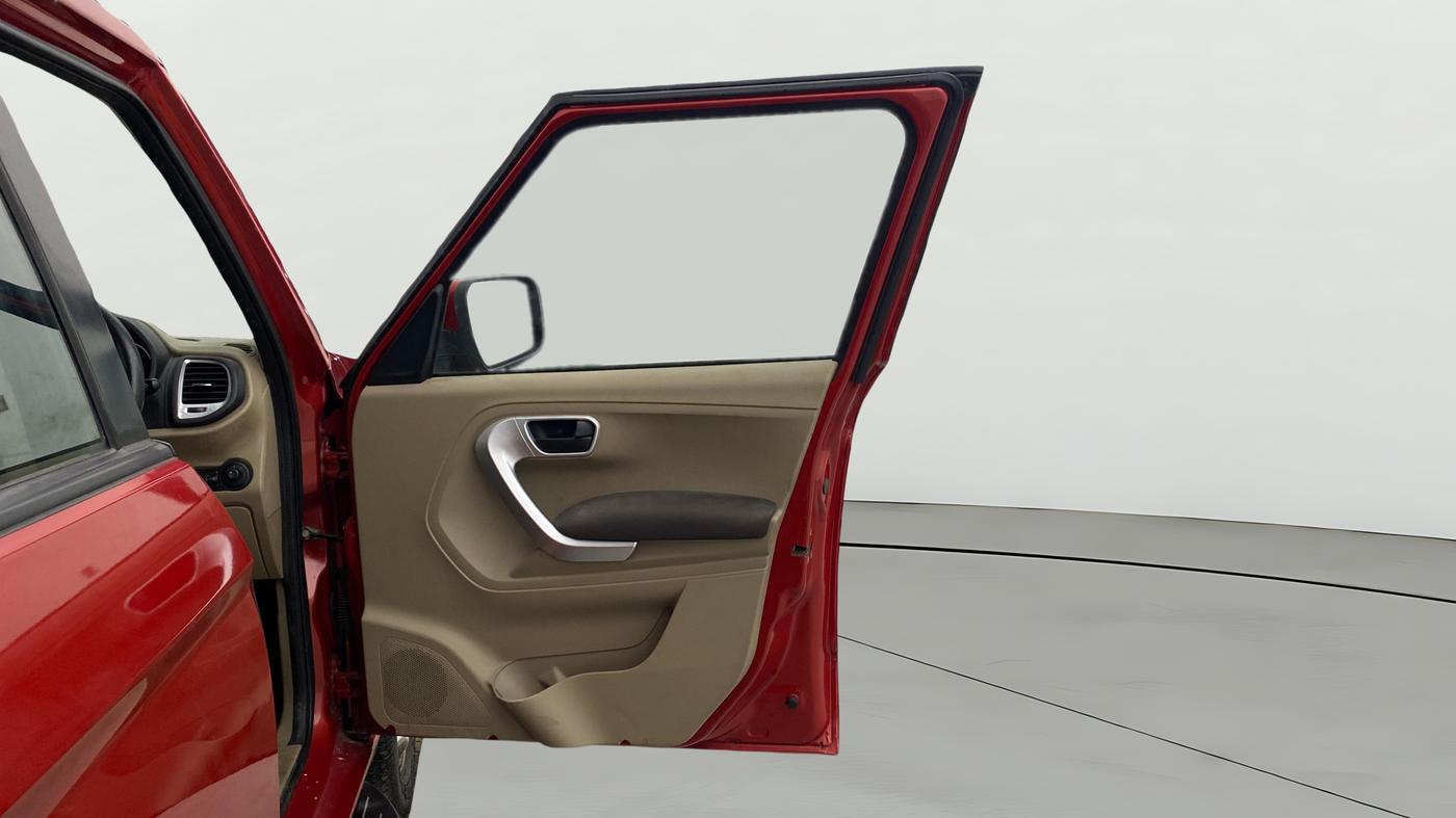 2018 Mahindra TUV300 T8, Diesel, Manual, 65,781 km, RHS Front Door
