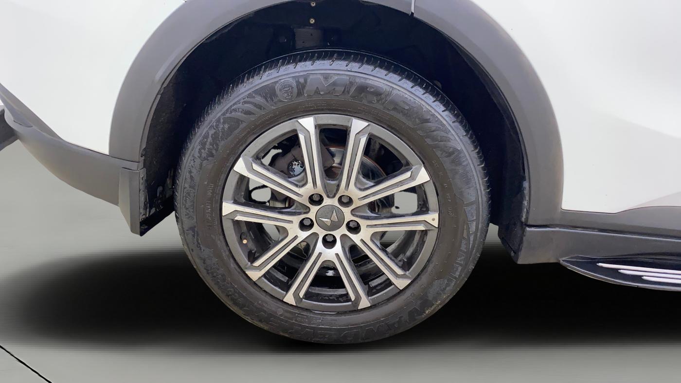 2022 Mahindra XUV700 AX 7 LUXURY P AT 7 STR, Petrol, Automatic, 63,719 km, Right Rear Wheel