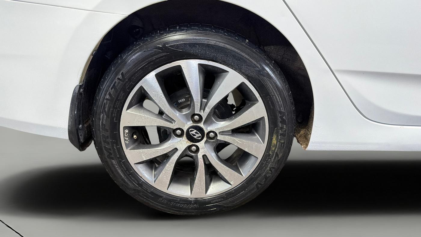 2015 Hyundai Verna FLUIDIC 1.6 VTVT S O AT, Petrol, Automatic, 94,466 km, Right Rear Wheel