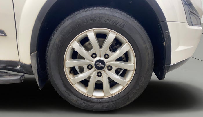 2017 Mahindra XUV500 W10 AT, Diesel, Automatic, 76,548 km, Right Front Wheel