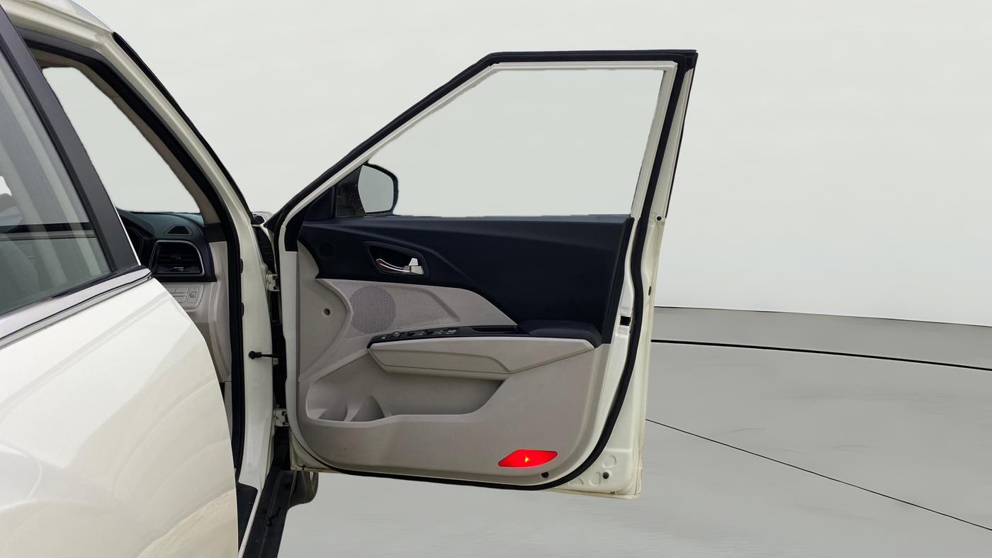2021 Mahindra XUV300 W8 1.2 PETROL, Petrol, Manual, 98,307 km, RHS Front Door