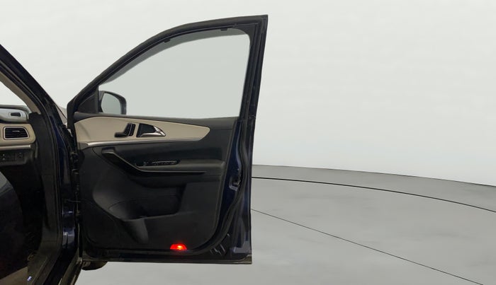 2021 Mahindra XUV700 AX7 Petrol MT 7 STR, Petrol, Manual, 88,529 km, RHS Front Door