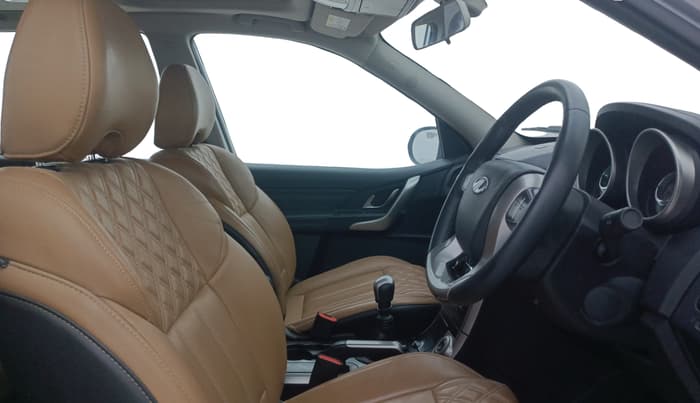 2018 Mahindra XUV500 W11, Diesel, Manual, 69,561 km, Right Side Front Door Cabin