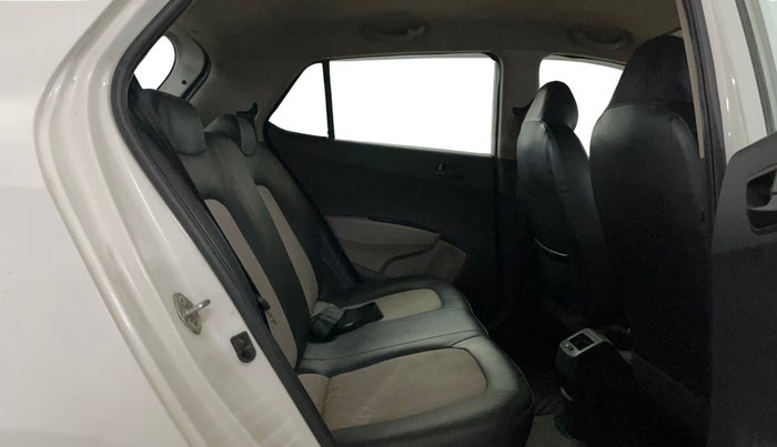 2017 Hyundai Grand i10 MAGNA 1.2 KAPPA VTVT, CNG, Manual, 72,918 km, Right Side Rear Door Cabin