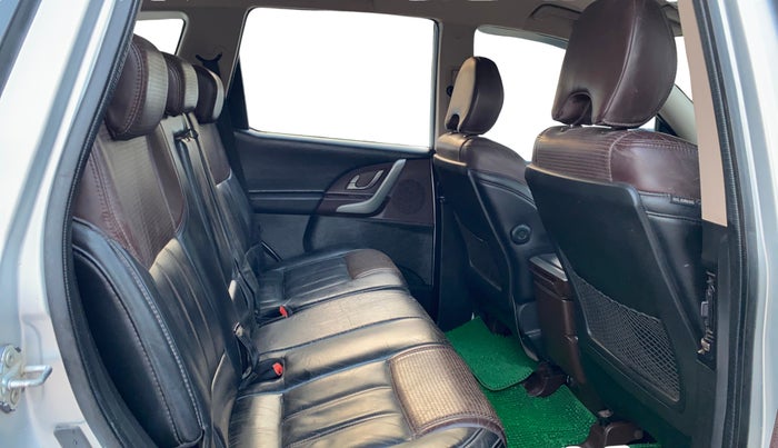 2013 Mahindra XUV500 W8, Diesel, Manual, 85,056 km, Right Side Rear Door Cabin