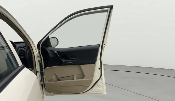 2016 Mahindra XUV500 W4, Diesel, Manual, 1,26,731 km, RHS Front Door