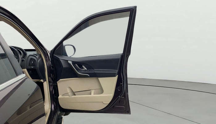 2017 Mahindra XUV500 W6, Diesel, Manual, 82,774 km, RHS Front Door