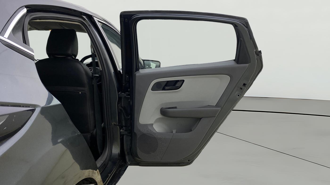 2020 Tata ALTROZ XT PETROL, CNG, Manual, 70,603 km, RHS Rear Door
