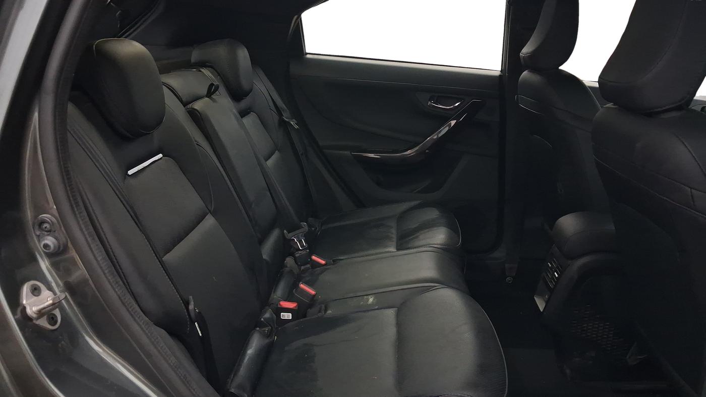 2023 Tata NEXON FEARLESS + SUNROOF AMT DUAL TONE 1.5 DIESEL, Diesel, Automatic, 38,428 km, Third Seat Row ( optional )