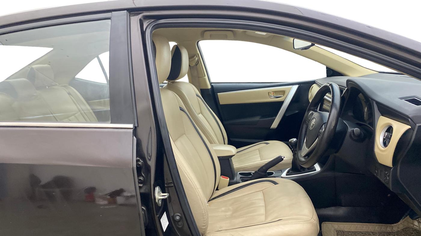 2017 Toyota Corolla Altis GL DIESEL, Diesel, Manual, 1,41,572 km, Right Side Front Door Cabin