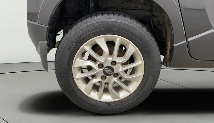 2016 Mahindra Kuv100 K8 6 STR, Petrol, Manual, 32,042 km, Right Rear Wheel