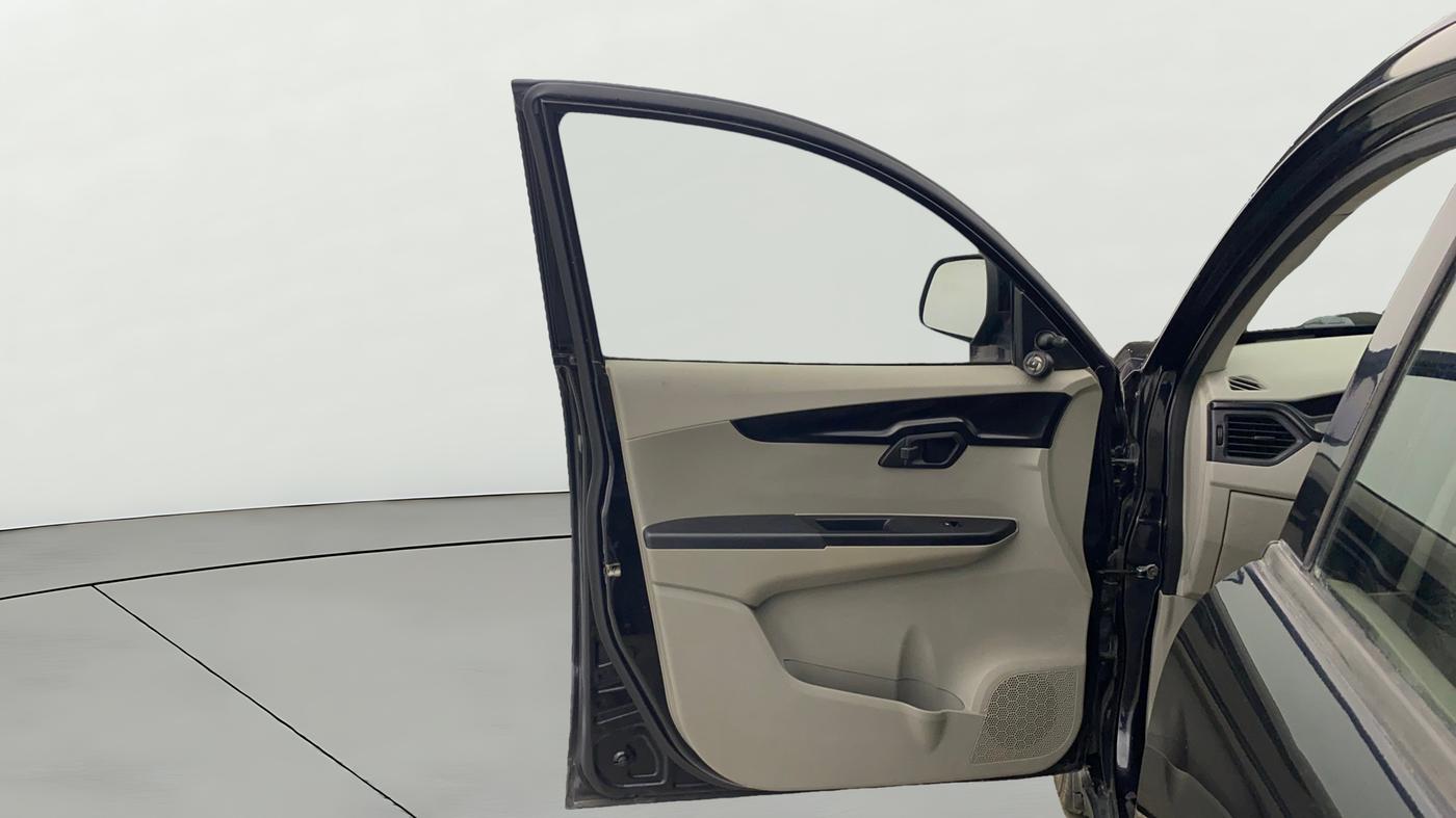 2017 Mahindra Kuv100 K4 6 STR, Petrol, Manual, 39,182 km, LHS Front Door