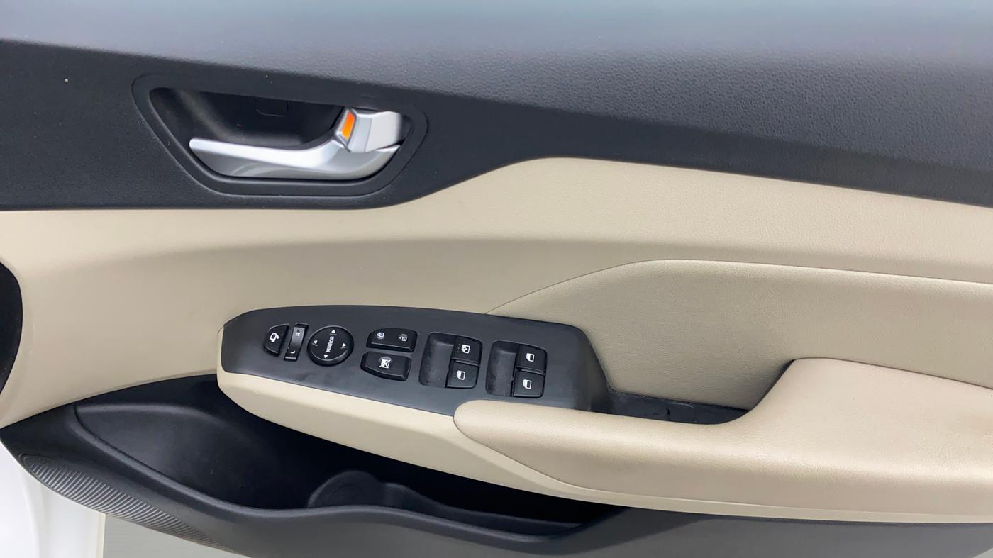 2022 Hyundai Verna SX (O)1.5 MPi, Petrol, Manual, 28,878 km, Driver Side Door Panels Control